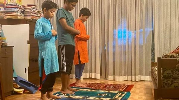 হুমায়ুন পুত্রদের নামাজ পড়ার ছবি, সোস্যাল মিডিয়ায় ব্যাপক প্রশংসা